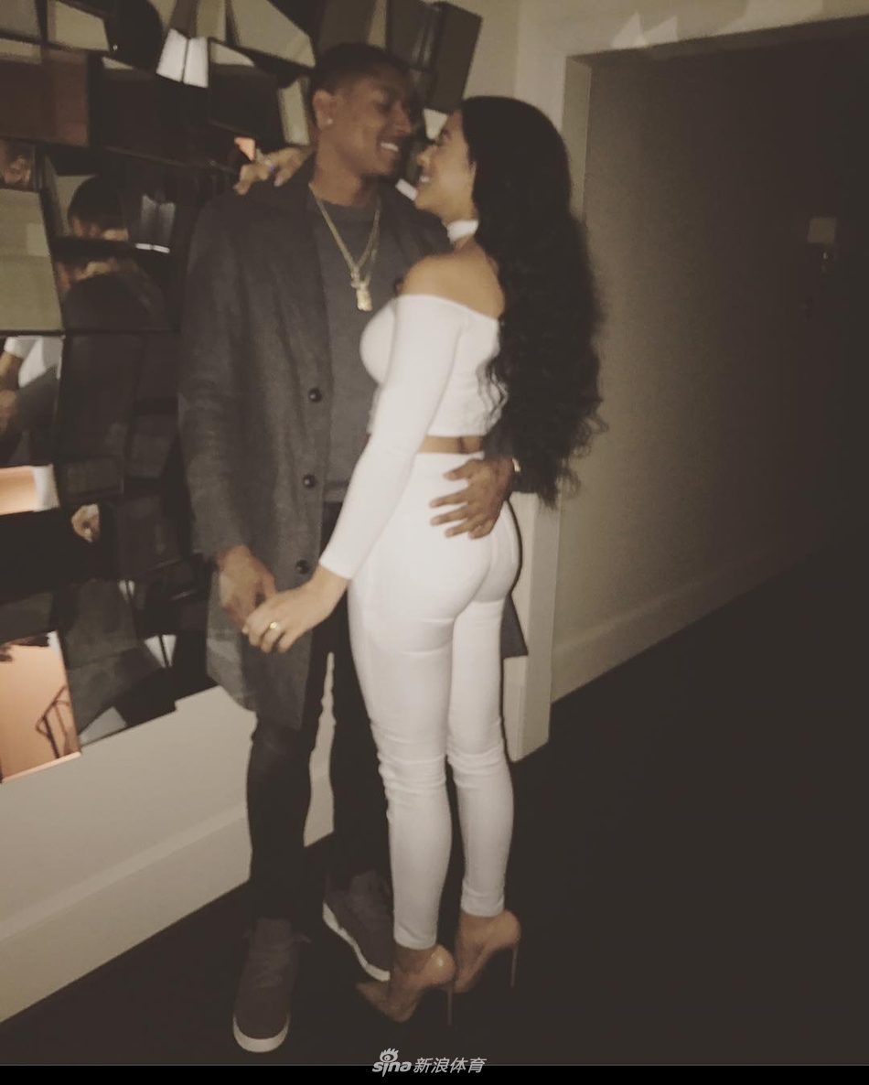 新鲜狗粮！比尔与女友大秀恩爱 这身材馋哭哈登