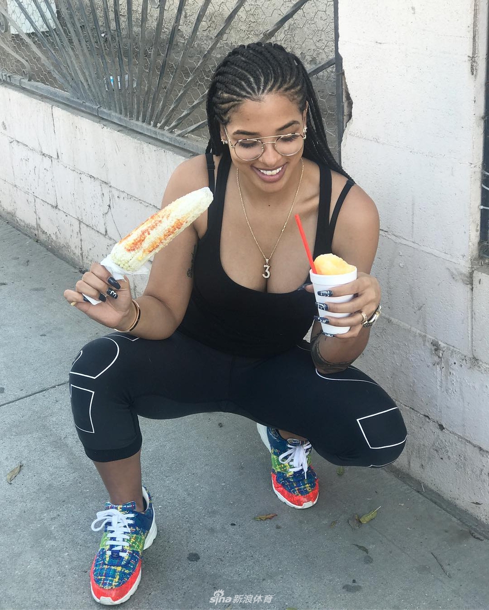 新鲜狗粮！比尔与女友大秀恩爱 这身材馋哭哈登