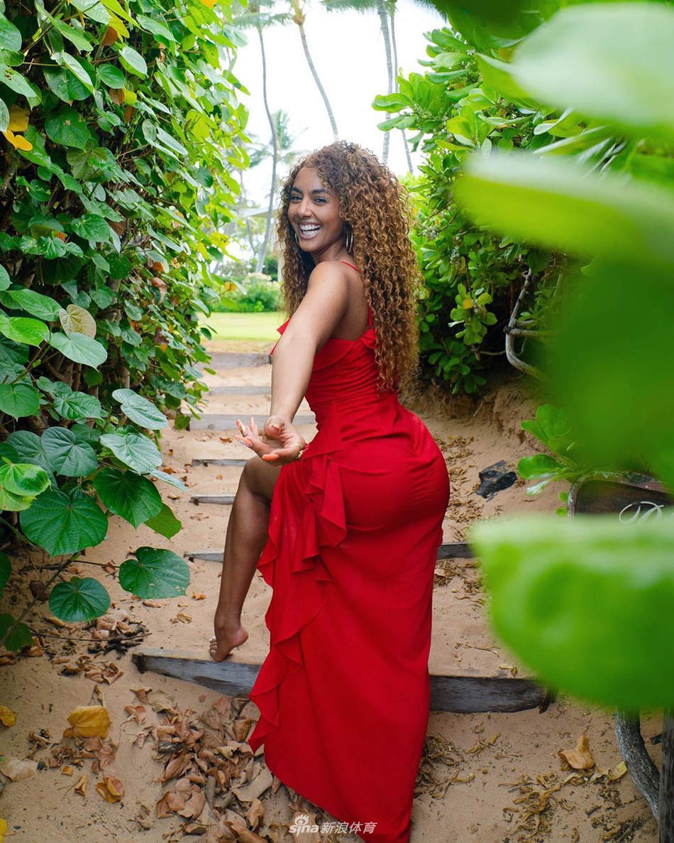 欧文亲口确认已和女友订婚！相恋近一年！用超大钻戒求婚