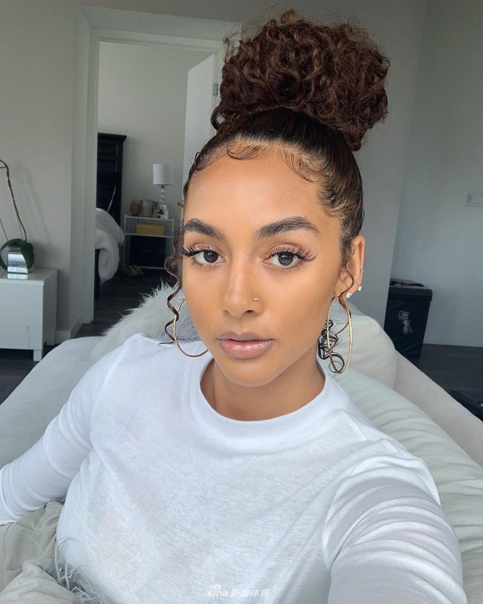 欧文亲口确认已和女友订婚！相恋近一年！用超大钻戒求婚