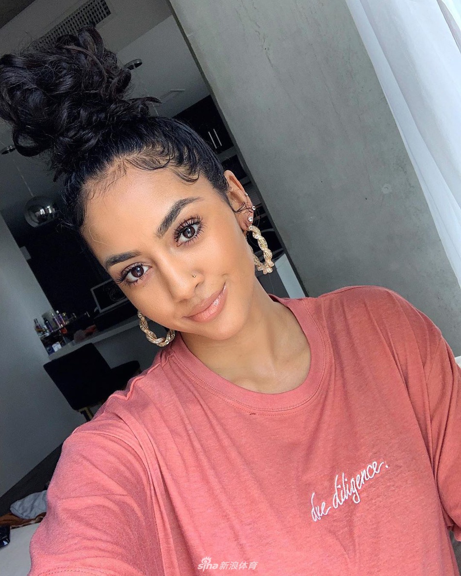 欧文亲口确认已和女友订婚！相恋近一年！用超大钻戒求婚