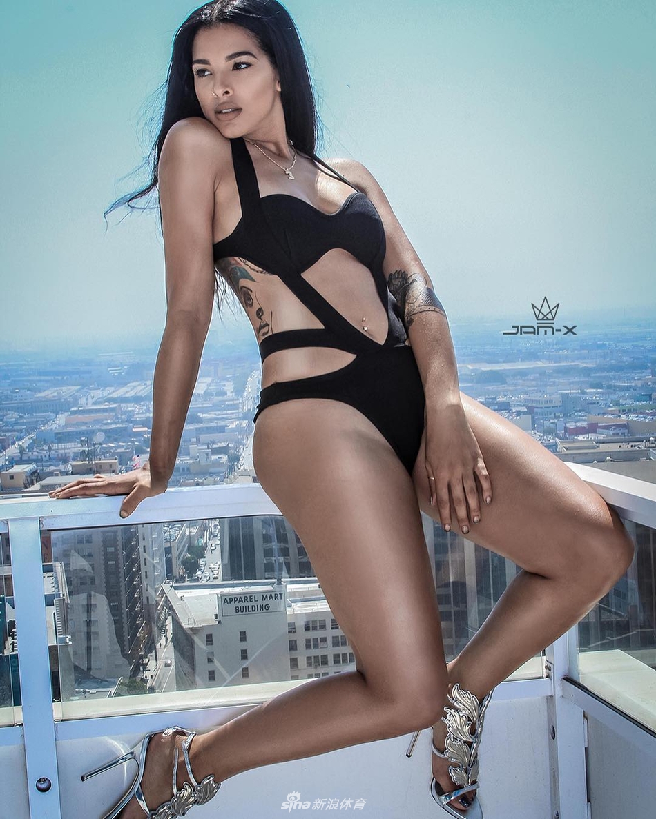 新鲜狗粮！比尔与女友大秀恩爱 这身材馋哭哈登