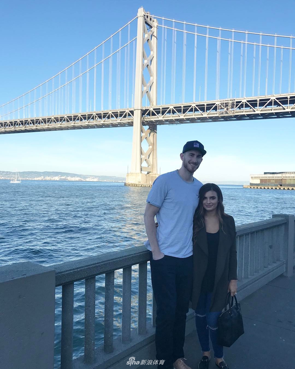 4投1中！海沃德妻子宣布将迎来第4个孩子 颜值超高的一家人