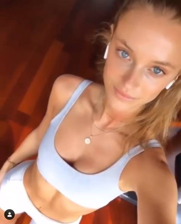 勒夫带嫩模女友度假！1米8大长腿配上超甜颜值 太让人羡慕了吧