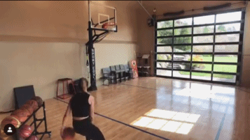 酸了酸了！又高又帅又富的他拥有全联盟球技最好的妻子