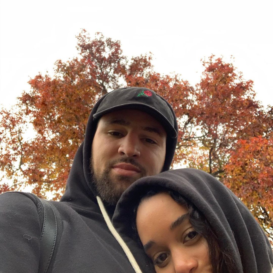 新鲜狗粮！克莱与女友林间开心嬉戏 勇士7连败了你知道吗？