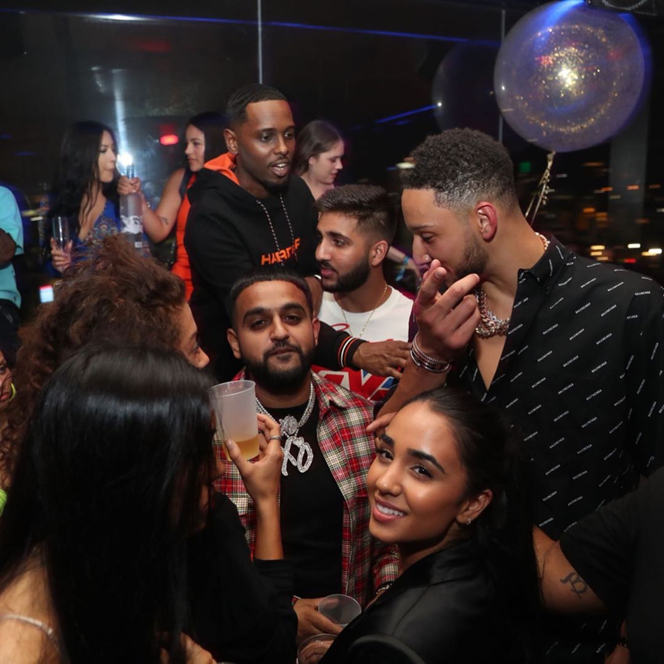 西帝晒自己23岁生日派对！多人到场庆贺！生日礼物收法拉利和AJ