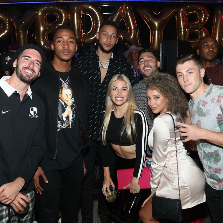 西帝晒自己23岁生日派对！多人到场庆贺！生日礼物收法拉利和AJ