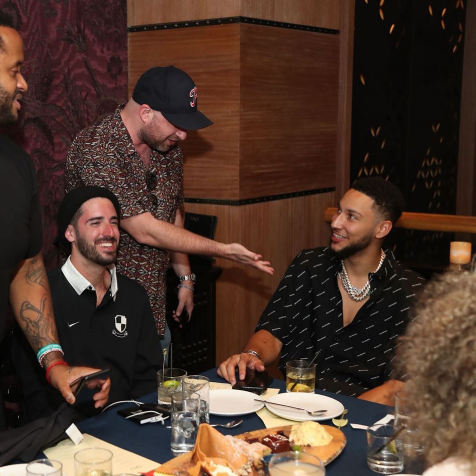 西帝晒自己23岁生日派对！多人到场庆贺！生日礼物收法拉利和AJ