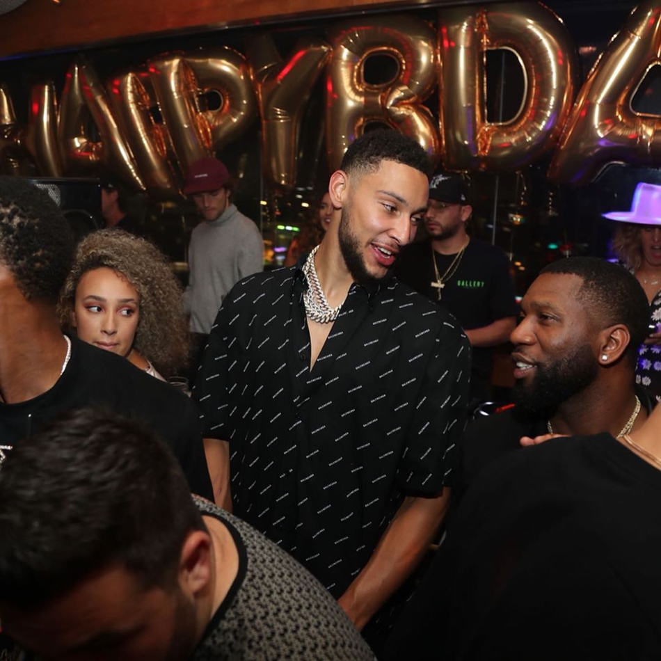 西帝晒自己23岁生日派对！多人到场庆贺！生日礼物收法拉利和AJ