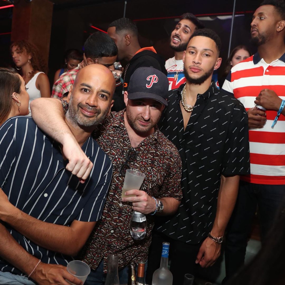 西帝晒自己23岁生日派对！多人到场庆贺！生日礼物收法拉利和AJ