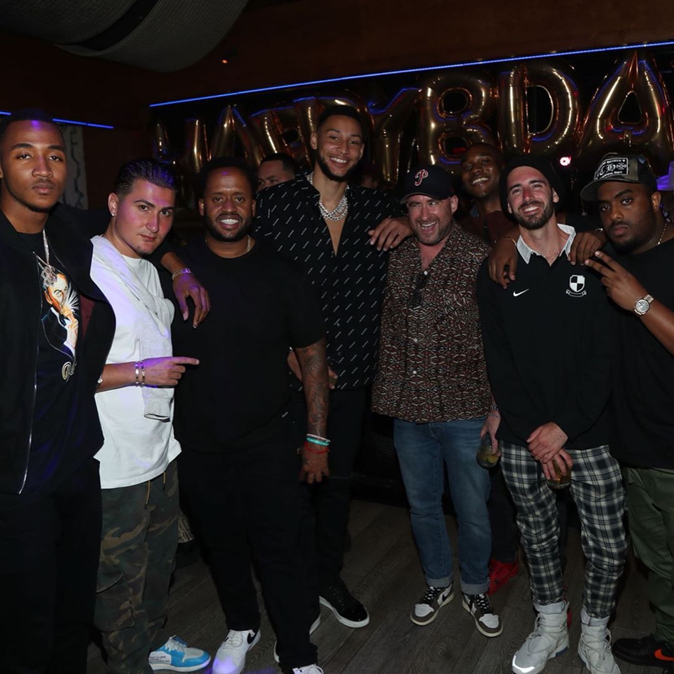 西帝晒自己23岁生日派对！多人到场庆贺！生日礼物收法拉利和AJ