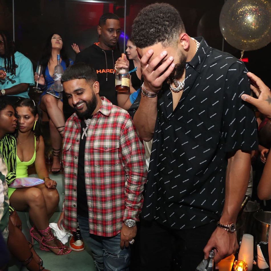 西帝晒自己23岁生日派对！多人到场庆贺！生日礼物收法拉利和AJ