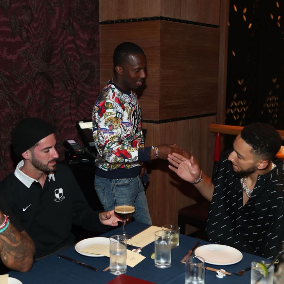 西帝晒自己23岁生日派对！多人到场庆贺！生日礼物收法拉利和AJ