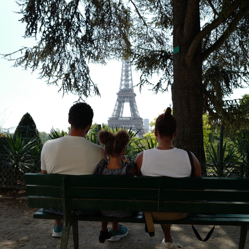 在线虐狗！库里夫妇带大女儿游巴黎 看到第5张我酸了