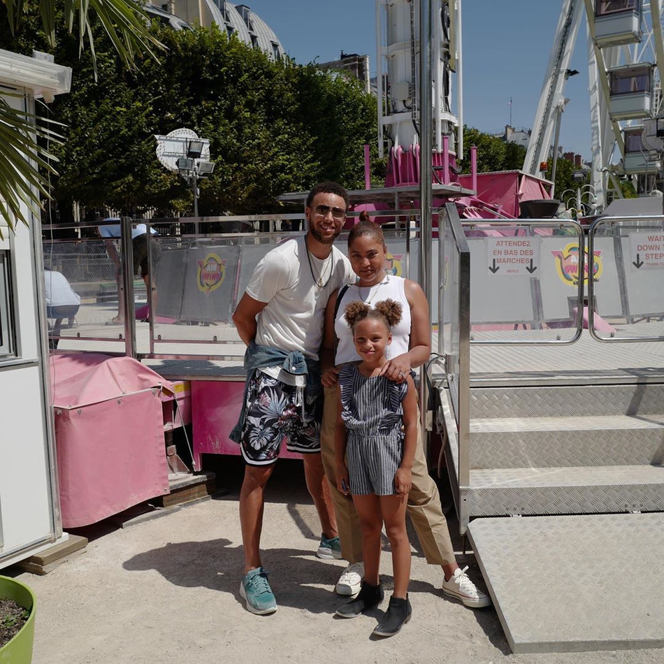 在线虐狗！库里夫妇带大女儿游巴黎 看到第5张我酸了