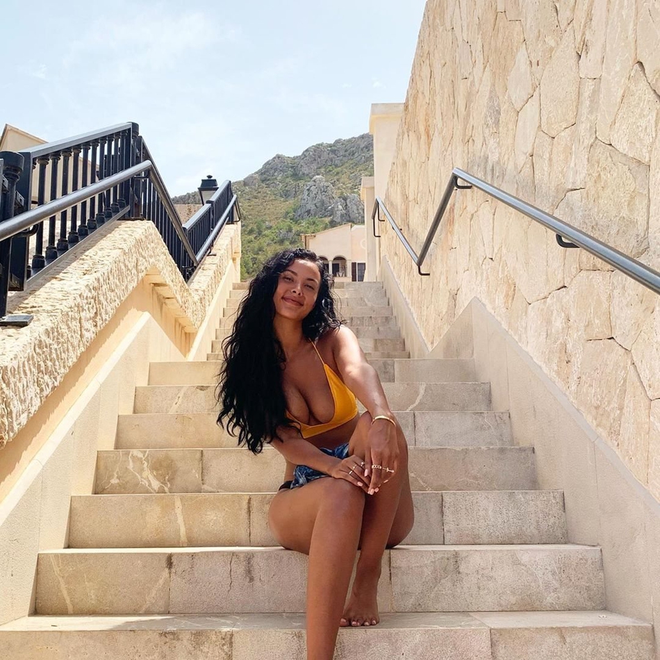 西蒙斯新女友曝光！25岁英国超红女主播！身材爆表完胜詹娜