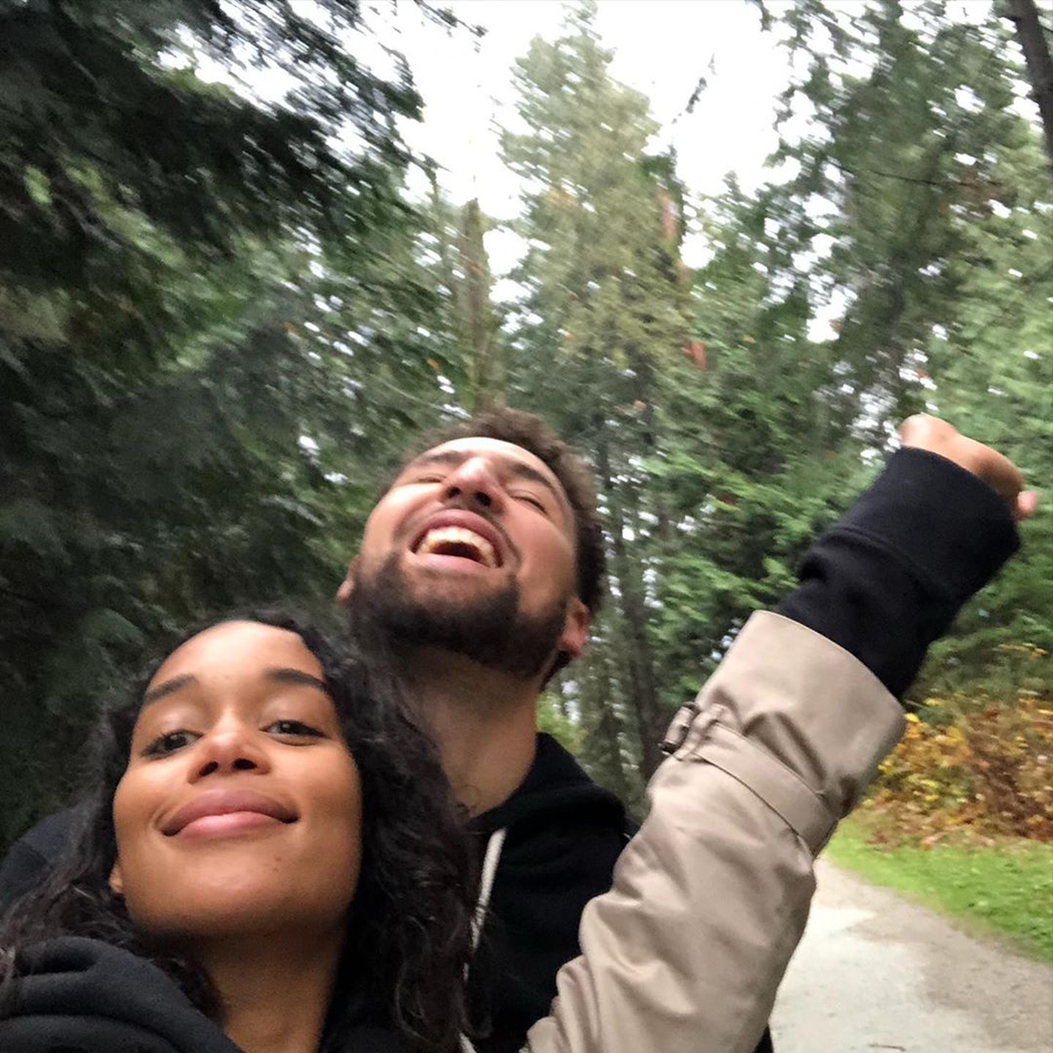 新鲜狗粮！克莱与女友林间开心嬉戏 勇士7连败了你知道吗？