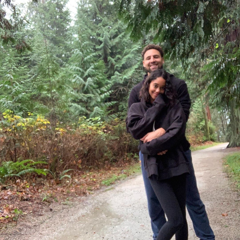 新鲜狗粮！克莱与女友林间开心嬉戏 勇士7连败了你知道吗？