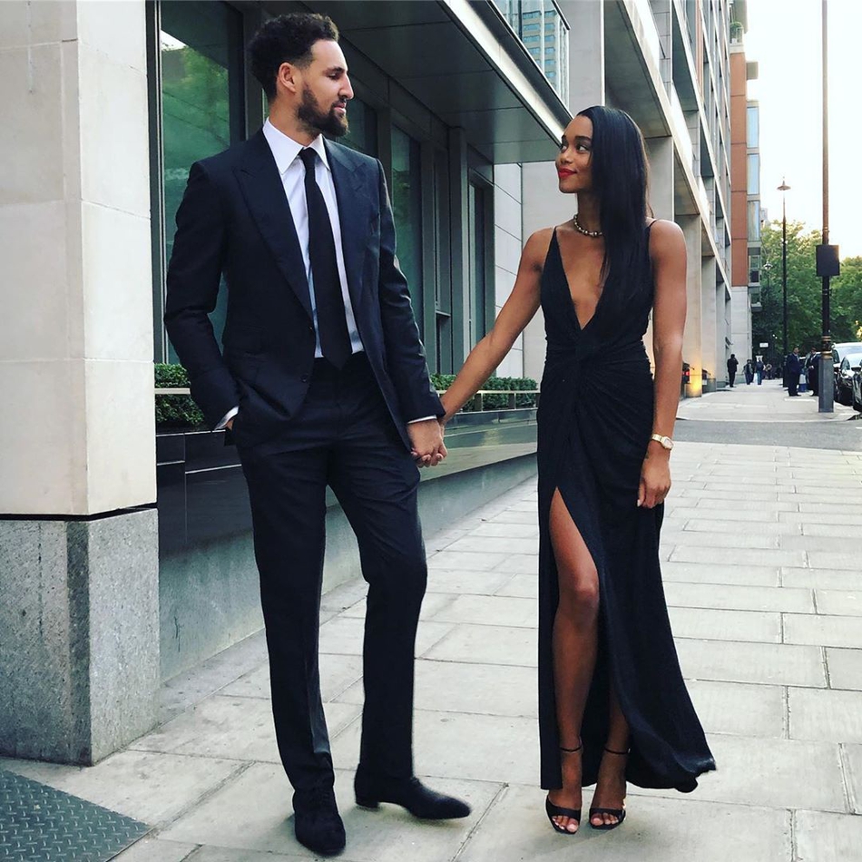 新鲜狗粮！克莱与女友林间开心嬉戏 勇士7连败了你知道吗？