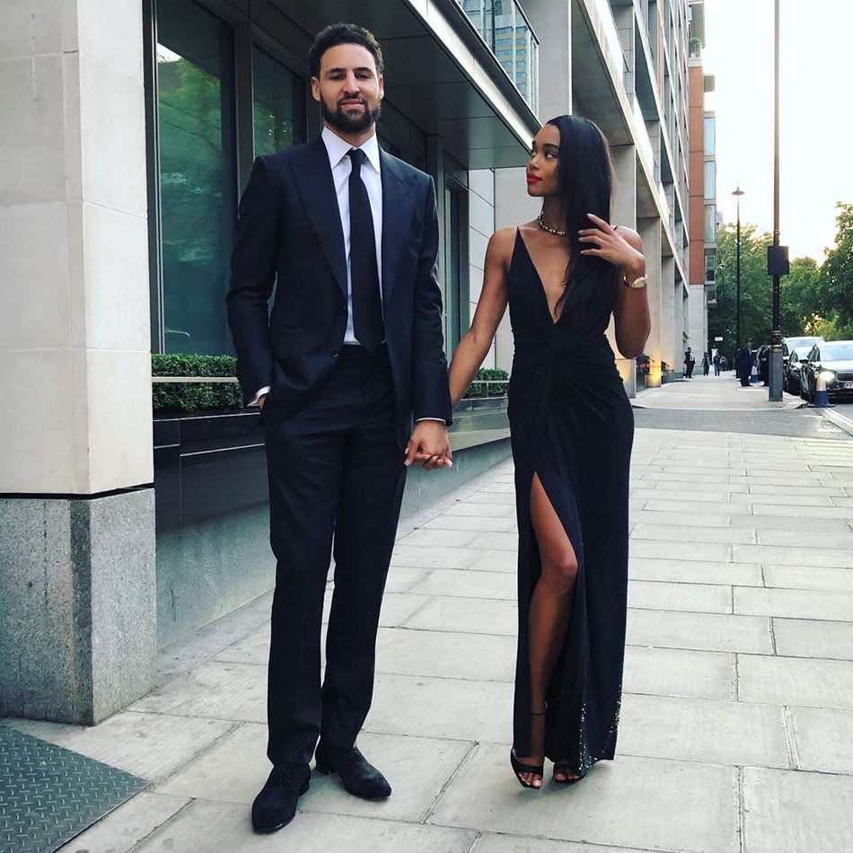 新鲜狗粮！克莱与女友林间开心嬉戏 勇士7连败了你知道吗？