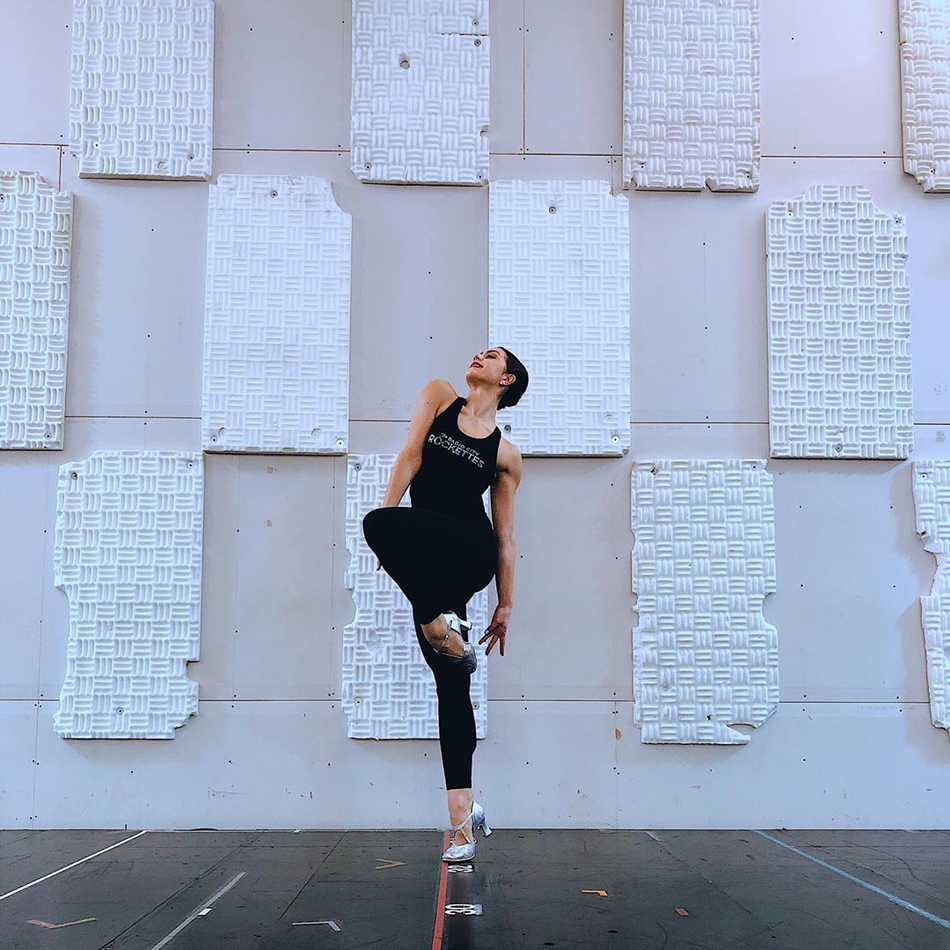 天使面庞的纽约拉拉队小姐姐!93年舞蹈老师 美得令人窒息