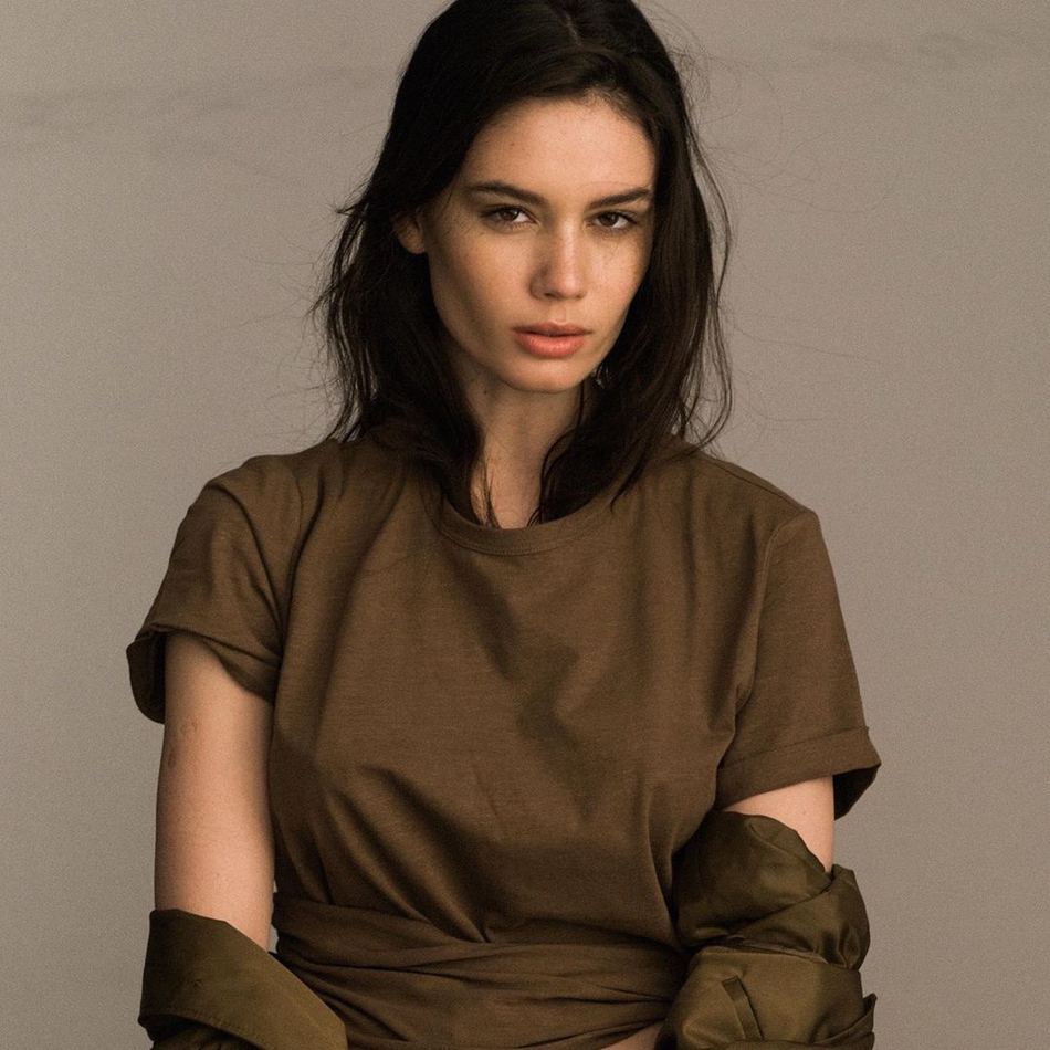 大帝正妃最新美照来袭!这身材这颜值,对不起我酸了