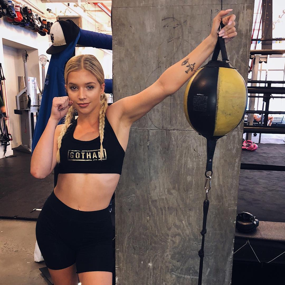 23岁超甜啦啦队小姐姐!爱好健身的拳击教练