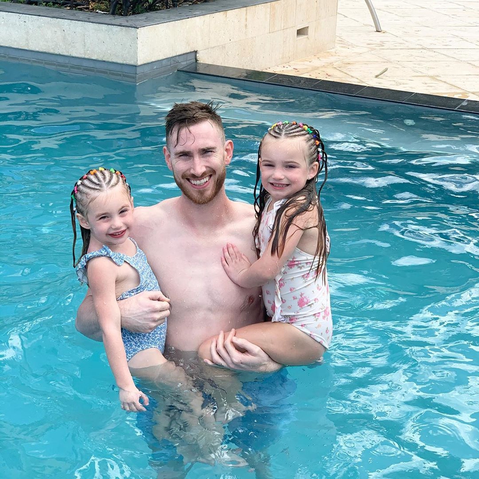 4投1中！海沃德妻子宣布将迎来第4个孩子 颜值超高的一家人