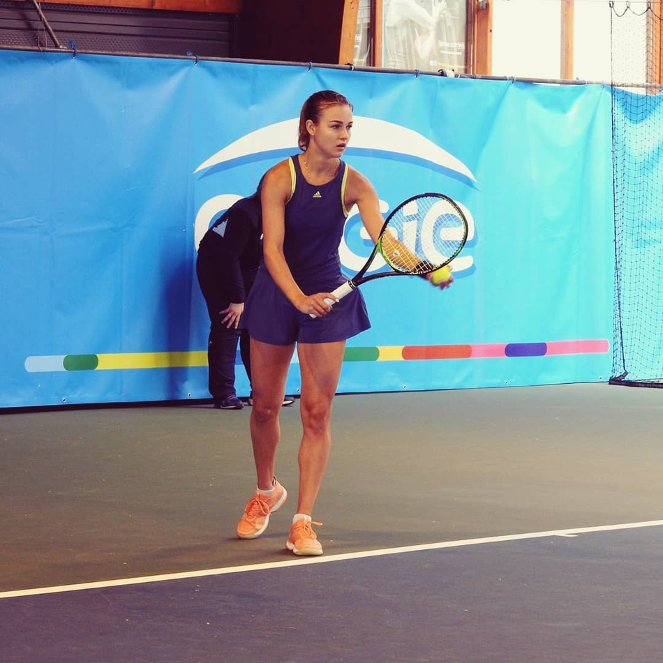 21岁网坛美少女身穿湖人球衣到斯台普斯观赛！这也太美了吧！