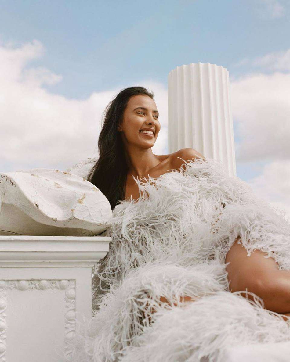 西蒙斯新女友曝光！25岁英国超红女主播！身材爆表完胜詹娜