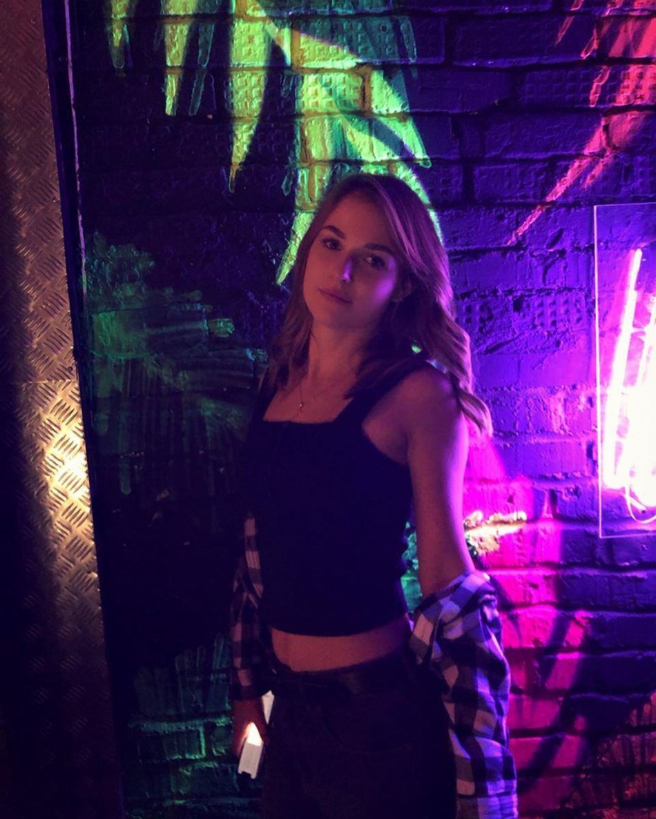 21岁网坛美少女身穿湖人球衣到斯台普斯观赛！这也太美了吧！