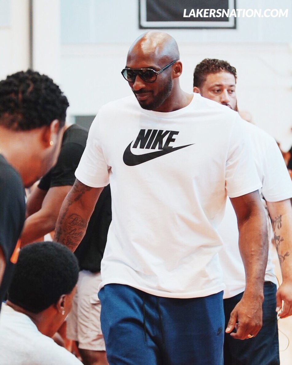 禾斗匕匕携二女儿督战德鲁联赛决赛 感觉好像瘦回来了