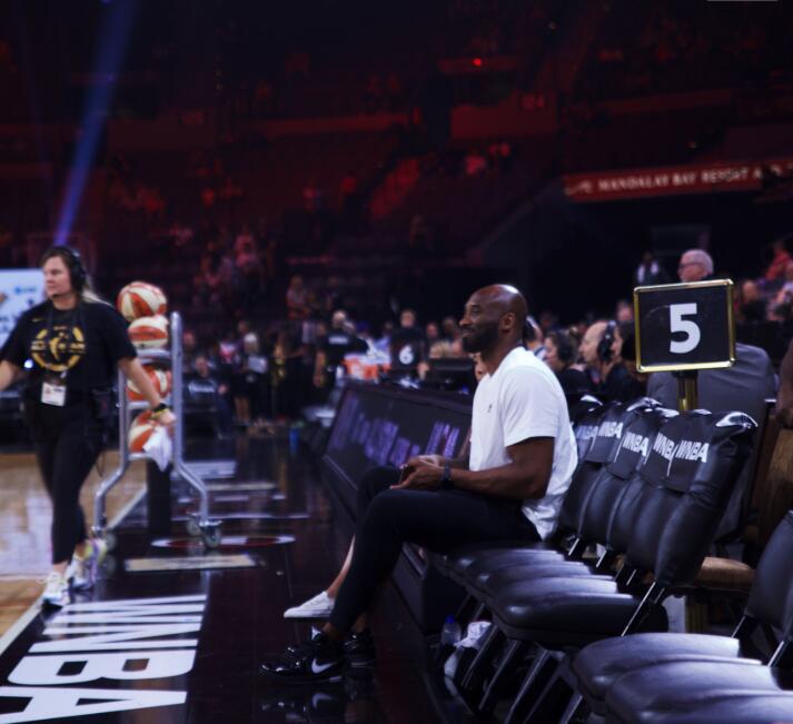 科比保罗现身WNBA全明星现场！科比还带着二女儿