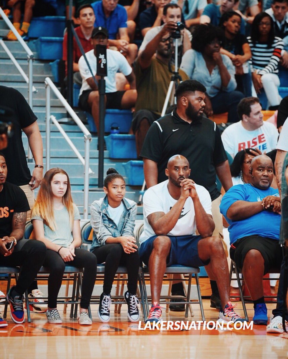 禾斗匕匕携二女儿督战德鲁联赛决赛 感觉好像瘦回来了