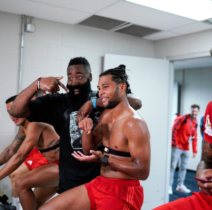 交际花！哈登库兹马现场观战拜仁战皇马 与多位球星合影