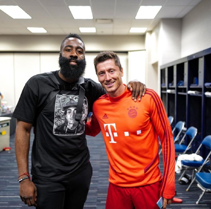 交际花！哈登库兹马现场观战拜仁战皇马 与多位球星合影