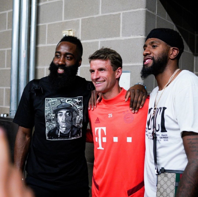 交际花！哈登库兹马现场观战拜仁战皇马 与多位球星合影