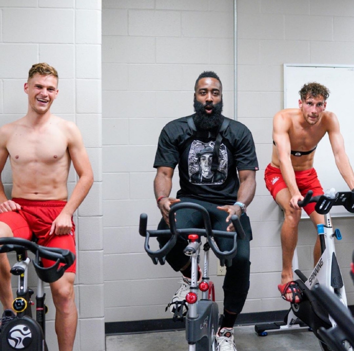 交际花！哈登库兹马现场观战拜仁战皇马 与多位球星合影