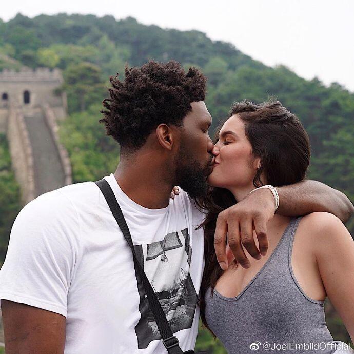 大帝带帝妃长城上高调秀恩爱！这身材这颜值太犯规了吧