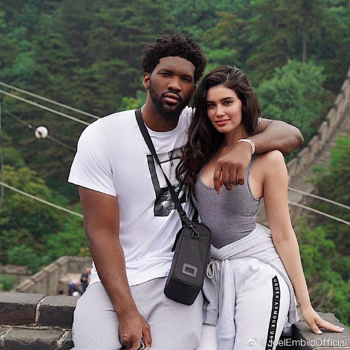 大帝带帝妃长城上高调秀恩爱！这身材这颜值太犯规了吧