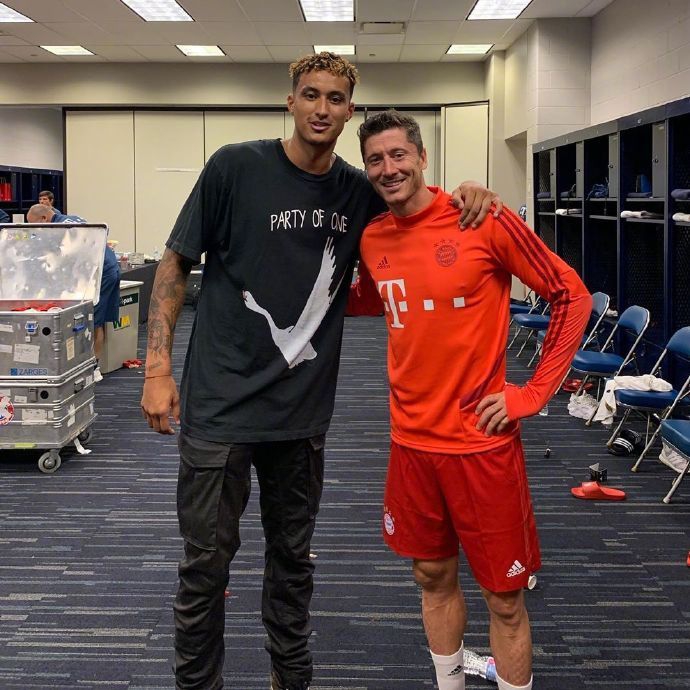 交际花！哈登库兹马现场观战拜仁战皇马 与多位球星合影