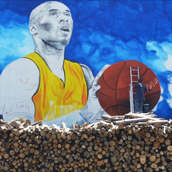 曼巴精神永存!科蜜绘制欧洲最大壁画致敬科比