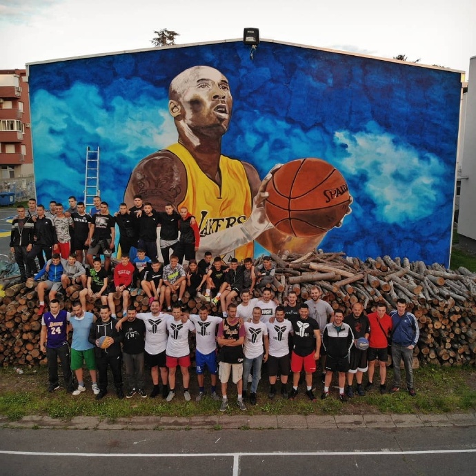 曼巴精神永存!科蜜绘制欧洲最大壁画致敬科比