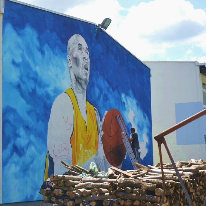 曼巴精神永存!科蜜绘制欧洲最大壁画致敬科比