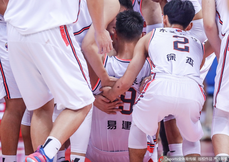 易建联受伤