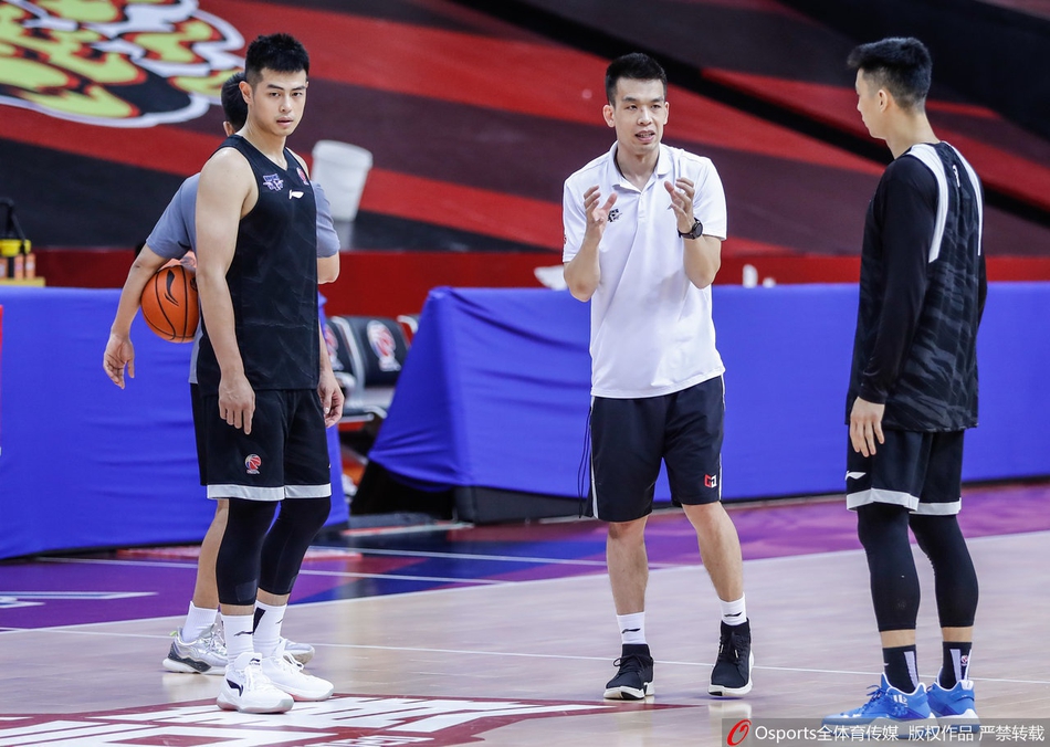 北京队训练备战半决赛:林书豪长袖抢镜