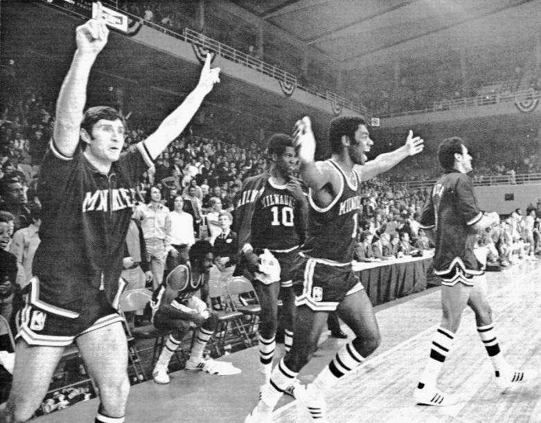 2.1971年，密尔沃基雄鹿4-0巴尔的摩子弹