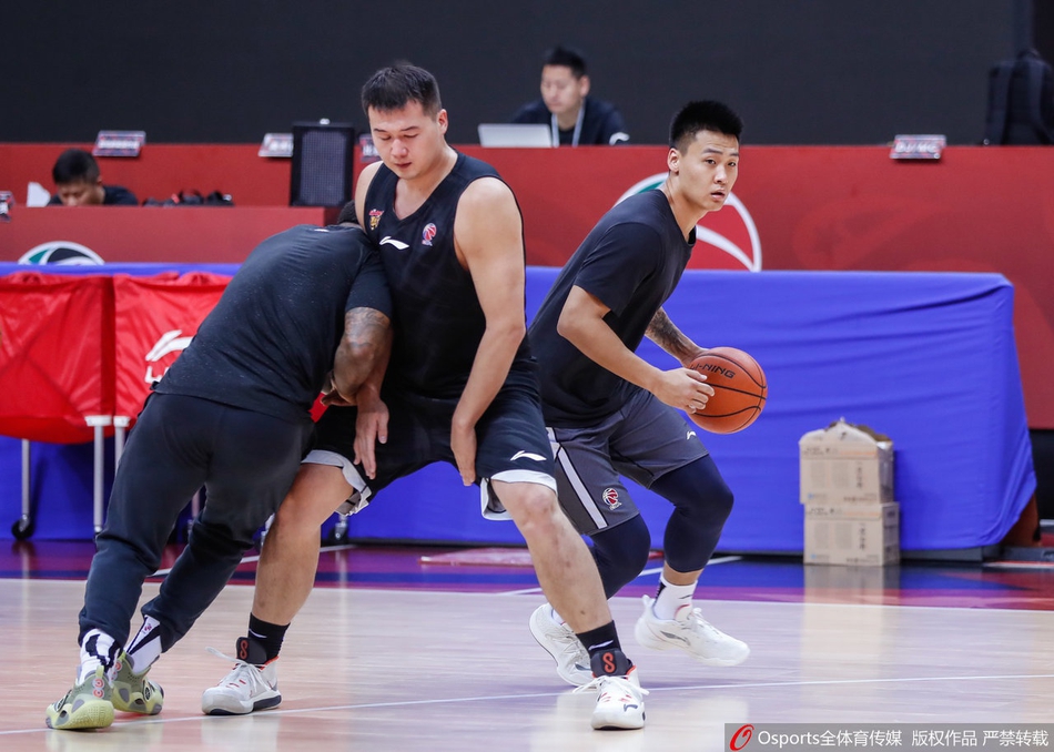 广东队训练备战半决赛 易建联缺席