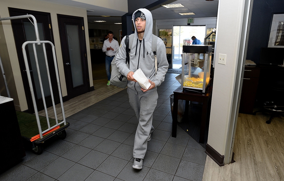 爆米花骨灰粉！库里真是不放过任何一个吃爆米花的机会啊